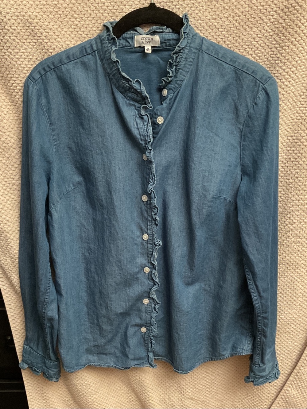 crown & ivy ruffle-trim chambray button-down shirt — blue